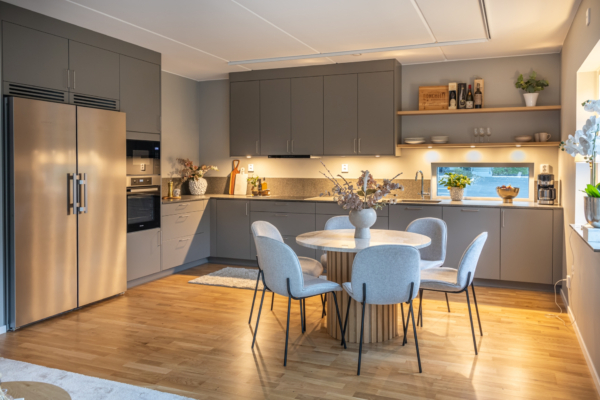 Högkvalitativt boende i Hovås, vissa med havsutsikt. Lånefri förening med låg månadsavgift.