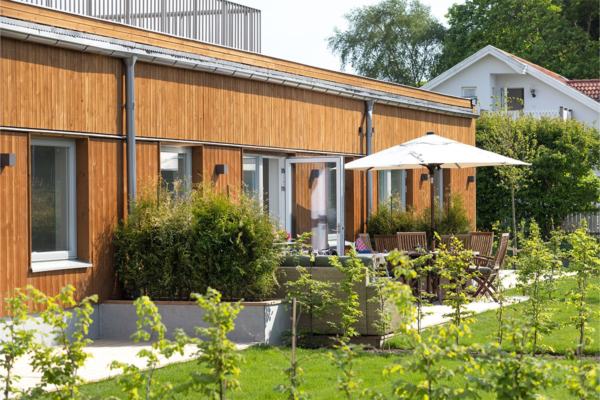Högkvalitativt boende vid havet, vissa med havsutsikt. Lånefri förening med låg månadsavgift.