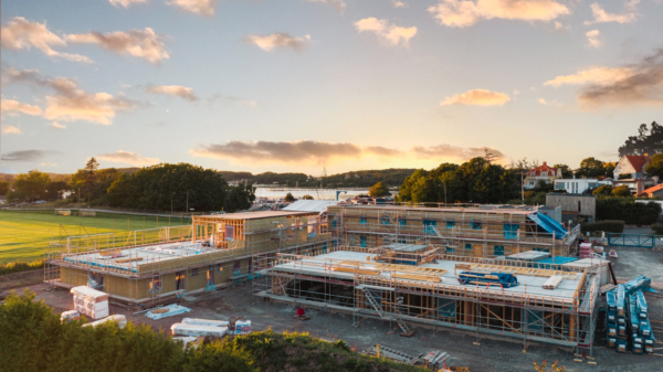 Högkvalitativt boende vid havet, vissa med havsutsikt. Skuldfri förening med låg månadsavgift.