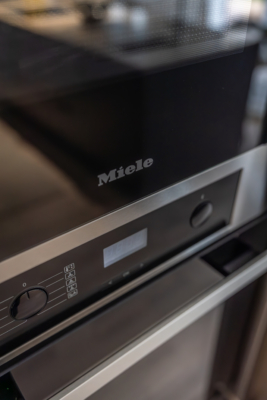 Högkvalitativt boende i Hovås, vissa med havsutsikt. Lånefri förening med låg månadsavgift.