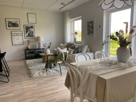 Högkvalitativt boende vid havet, vissa med havsutsikt. Skuldfri förening med låg månadsavgift.