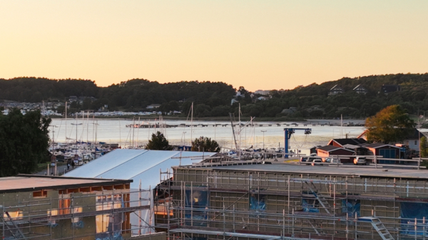 Högkvalitativt boende vid havet, vissa med havsutsikt. Skuldfri förening med låg månadsavgift.