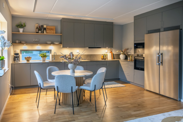 Högkvalitativt boende vid havet i Hovås, vissa med havsutsikt.Lånefri förening med låg månadsavgift.