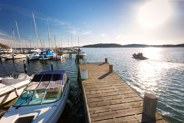 Högkvalitativt boende vid havet, vissa med havsutsikt. Lånefri förening med låg månadsavgift.