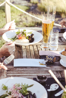 Högkvalitativt boende vid havet – havsutsikt och egen hiss. Lånefri förening med låg månadsavgift.