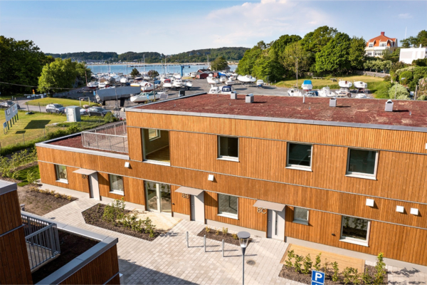 Högkvalitativt boende vid havet, vissa med havsutsikt. Lånefri förening med låg månadsavgift.