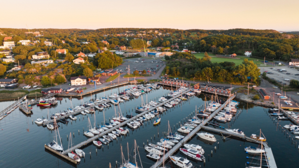 Högkvalitativt boende vid havet – havsutsikt och egen hiss. Lånefri förening med låg månadsavgift.