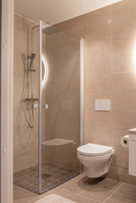 Högkvalitativt boende i Hovås, vissa med havsutsikt. Lånefri förening med låg månadsavgift.