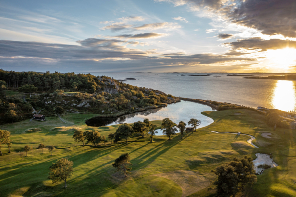 Högkvalitativt boende vid havet – havsutsikt och egen hiss. Lånefri förening med låg månadsavgift.