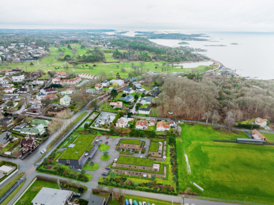 Högkvalitativt boende vid havet i Hovås, vissa m havsutsikt. Skuldfri förening med låg månadsavgift.