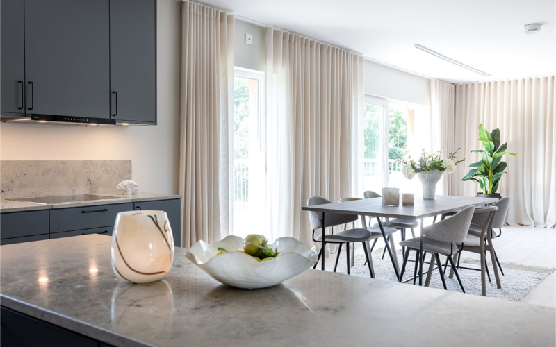 Högkvalitativt boende vid havet i Hovås, vissa med havsutsikt.Lånefri förening med låg månadsavgift.