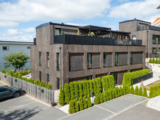 Unikt och högkvalitativt boende vid havet med fantastisk trädgård i västerläge.