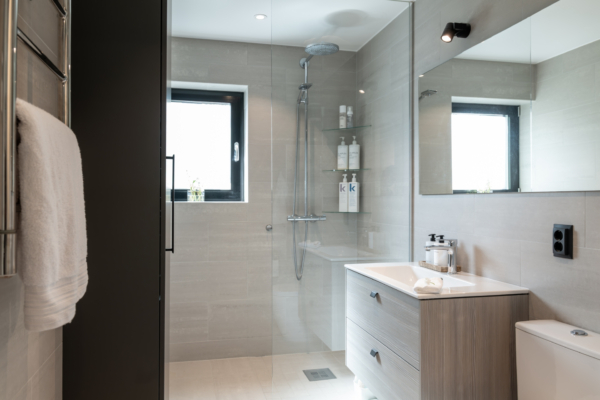 Unikt och högkvalitativt boende vid havet med fantastisk trädgård i västerläge.