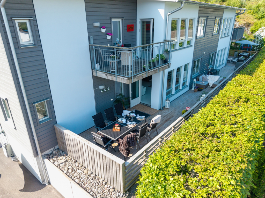Lägenheten är belägen på bottenplan med terrass om ca 35 kvm (utan rubrik)