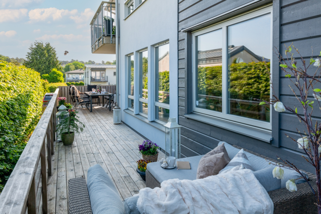 Gott om plats för både matsalsbord och lounge grupp (utan rubrik)
